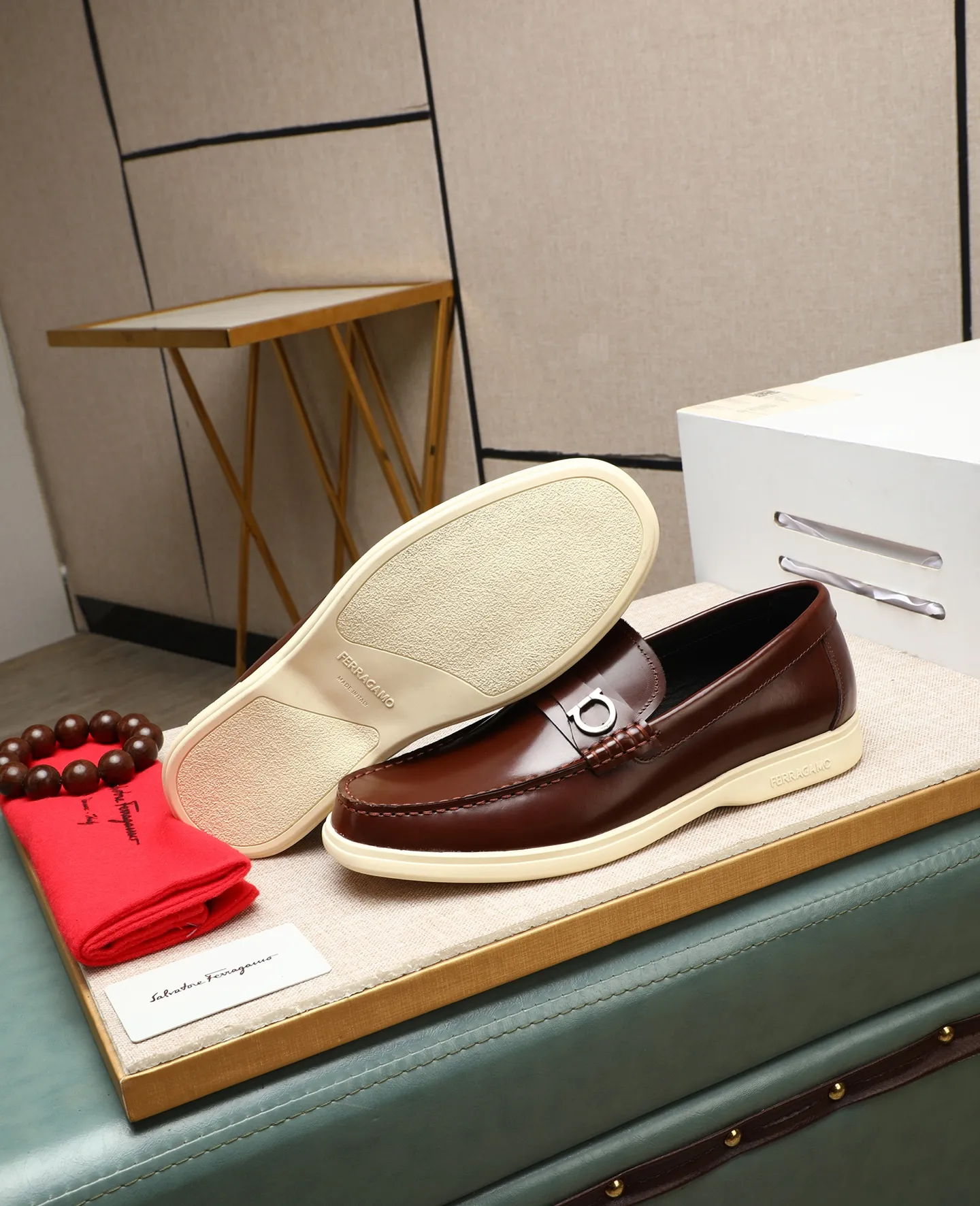 Men's shoes 💰580 📛📛(water-dyed cow lining) Salvatore Ferragamo high-end (Salvatore Ferragamo) is the top international luxury footwear brand. It comes from the fashion kingdom of Italy. It is famous all over the world for its traditional handmade design and novel styles... 🚶🏻🚶🏻New suit shoes are available simultaneously at the counter. This style is purely handmade. The fabric is imported Italian calfskin➕Soft water-dyed cowhide lining. Original authentic outsole🌀🌀Size: 38➖44 (45 46 customized)